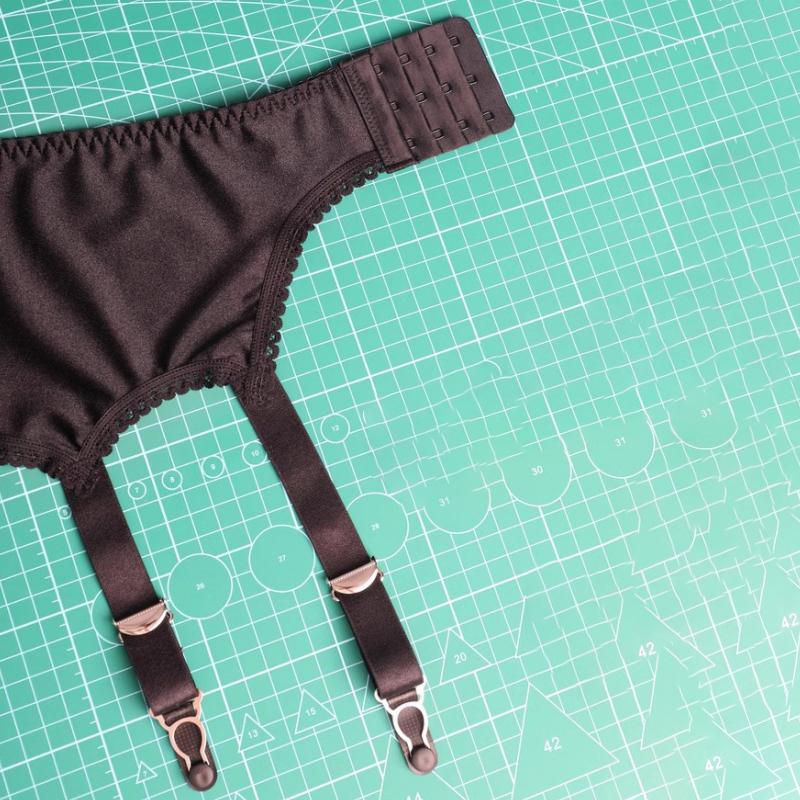 Women Goth Smooth Satin Garter Belt Black/White Suspender Belt With Six Straps For Thigh High Stockings Exotic Lingerie Clubwear