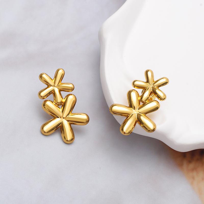 European and American stainless steel flower stud earrings fashion French light luxury high-end earrings niche sweet titanium steel stud earrings