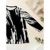 Women's Plus Size with Pocket Design Stylish Black and White Abstract Printed Loose Long Sleeve Top