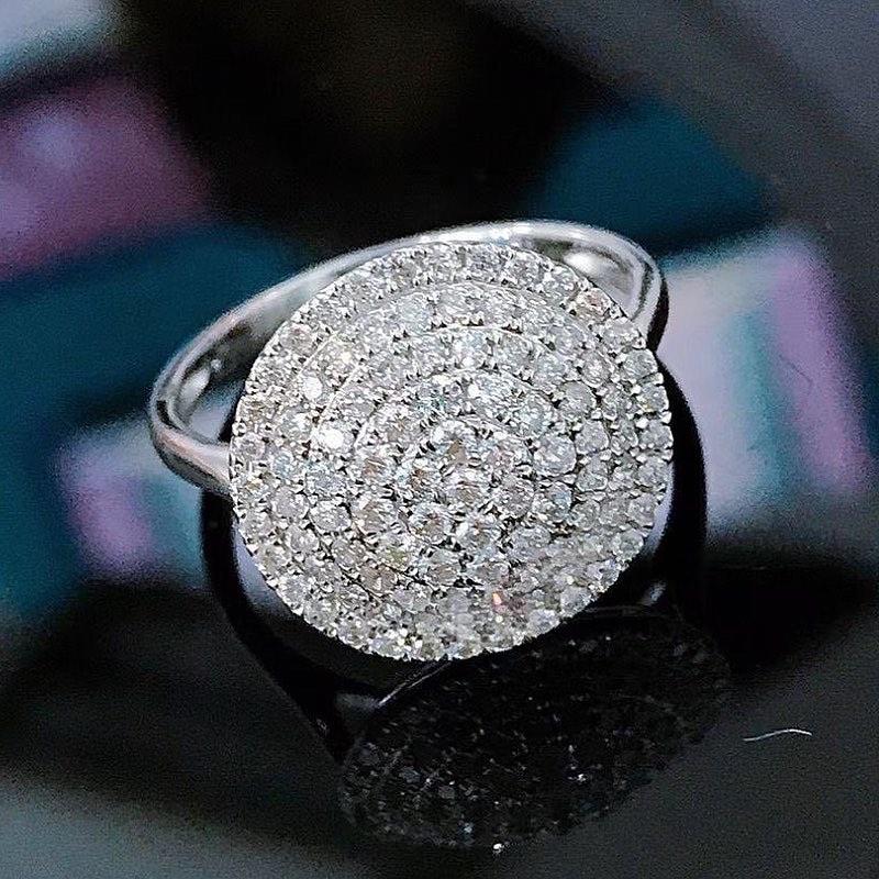 Huitan třpytivé CZ dámské prsteny kulatého tvaru módní všestranné dámské šperky plné bling ledové svatební zásnubní doplňky