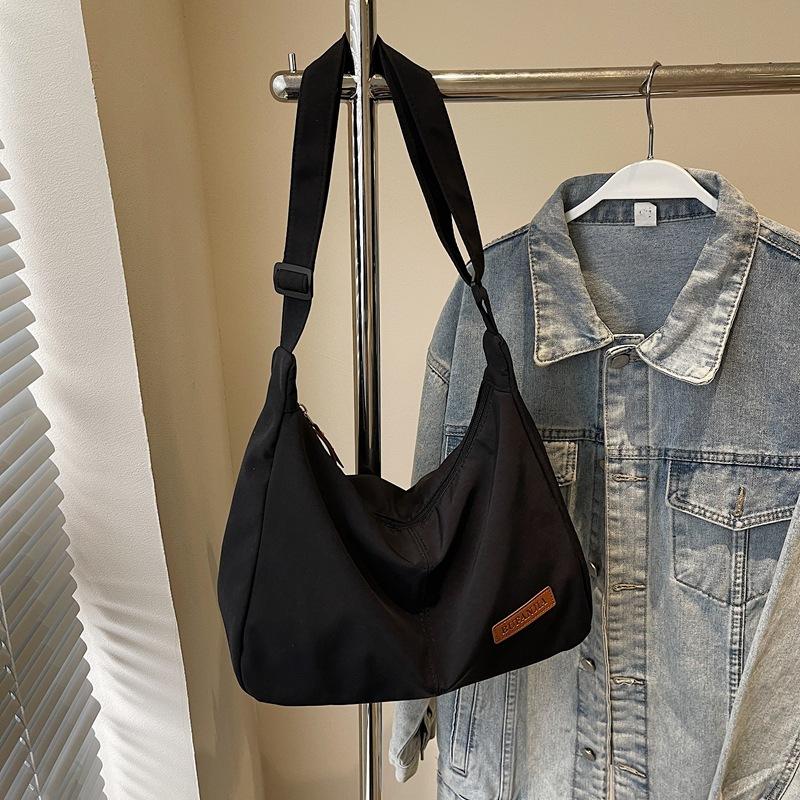 Niche design bag new trendy fashion shoulder bag simple 2025 solid color leisure commuting large capacity tote bag