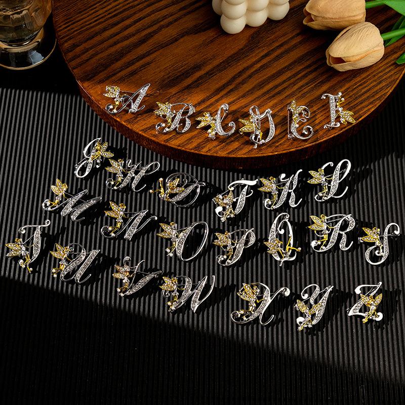 1PC Light Luxury Letter Brooch, Fashionable And Exquisite Jewelry Accessories, Personalized And Versatile Anti Glare Artifact