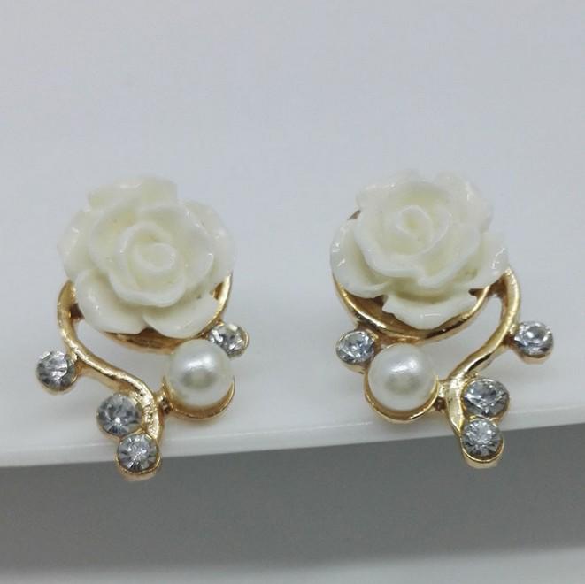 

Серьги-пусеты Sui Bian Корейский Розовый Цветок Жемчуг - Модные и Элегантные белый