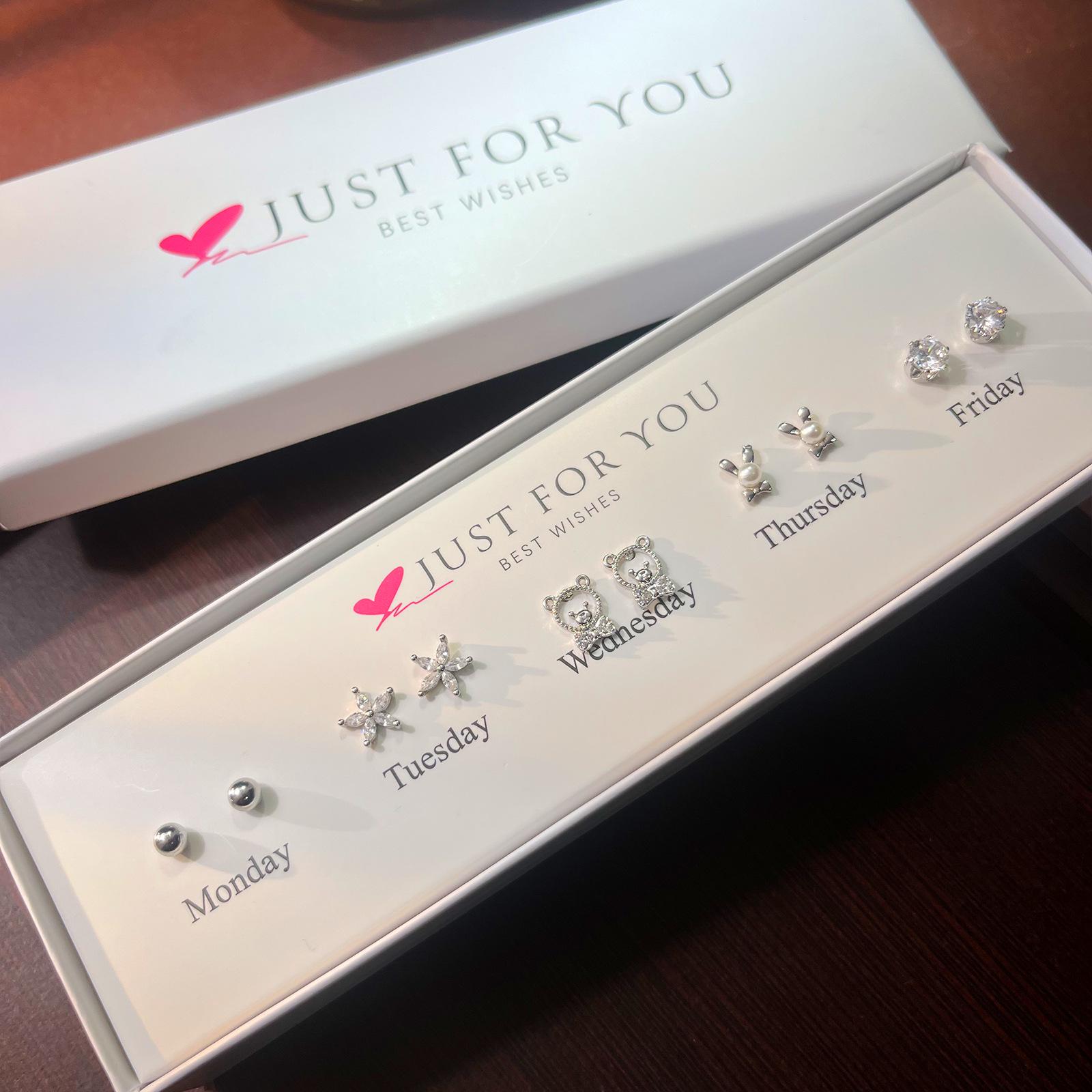 

Набор серег-пусетов в форме цветка и милых серег с кроликом и медведем для женщин Boxed Set