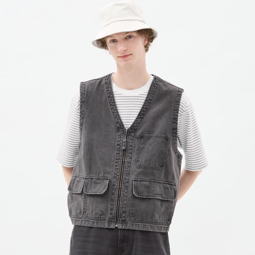 

Джинсовый жилет с несколькими карманами GU by Uniqlo можно расстегнуть.