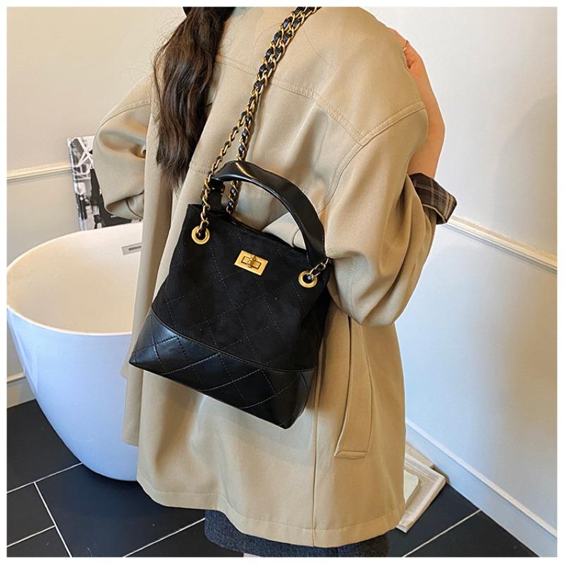 Retro contrasting color large-capacity commuter tote bag new fashionable versatile bucket underarm chain bag