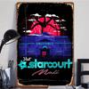 Stranger Things Geïnspireerde Starcourt Mall Metalen Wandkunst Nostalgisch neonbord vintage horrorfilm poster huisdecoratie cadeau voor fans
