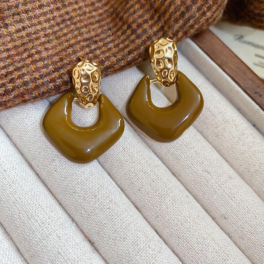 Silver Needle Geometric Stud Earrings: Retro, Light Luxury, Versatile Fashion, Elegant Accessories.