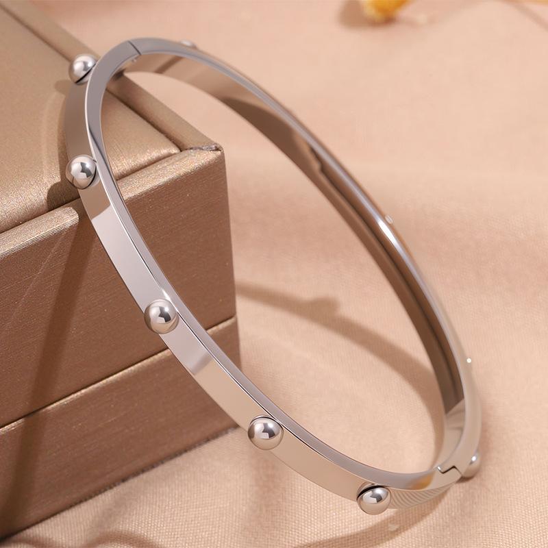 Hot-selling titanium steel bracelet, girls' high-end sense of fashion, popular light luxury in Europe and the United States, Gypsy star love diamond