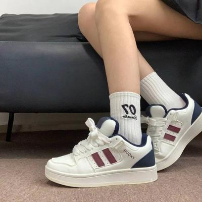 Nischen-Retro-Farbabstimmung kleine weiße Schuhe Damen ins trendige vielseitige Brotschuhe 2024 neue atmungsaktive lässige Board-Schuhe Damen