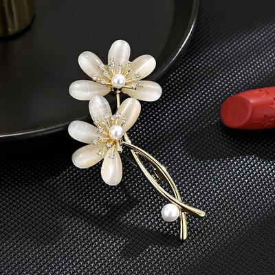 Nieuwe Minimalistische En Exquise Zirkoon Imitatie Parel Bloem Broche Modieuze En Leuke Broche Dames Pak Accessoires