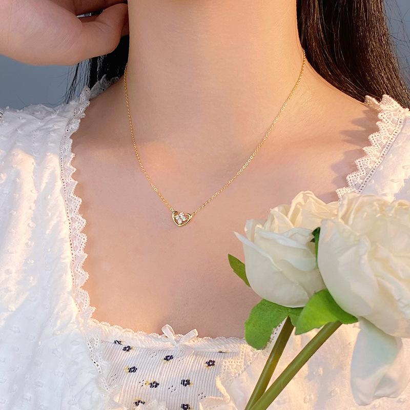 Small and Fresh Love Four Leaf Flower Necklace for Women, Small and Exquisite, New Girlfriend Neckwear