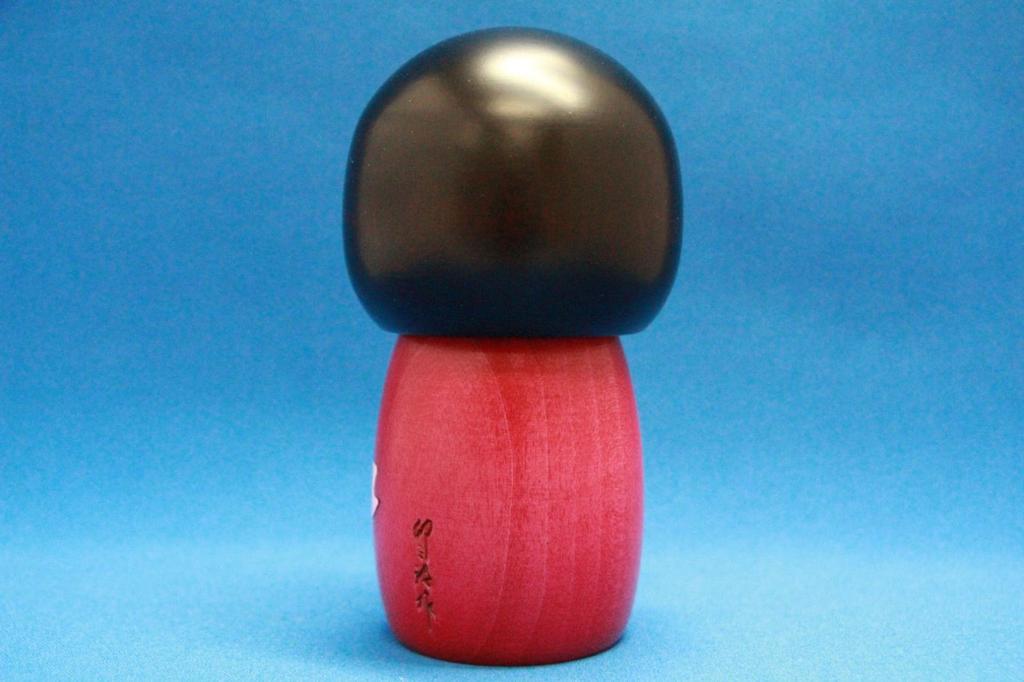 A popular souvenir from Japan! [Made in Japan] Folk craft, handcrafted item: Kokeshi doll by Usaburo, featuring cherry blossoms (small size).
