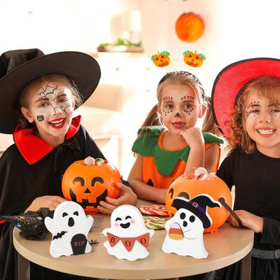 Halloweenská dekorace, dřevěná dekorace, středobod stolu s dřevěným motivem, výzdoba domácího regálu