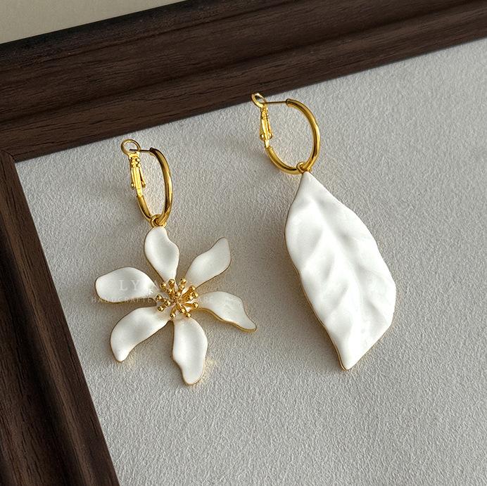 Asymmetrical white flower leaves dripping oil ear buckles French gentle fairy earrings simple and advanced sense fresh and versatile earrings