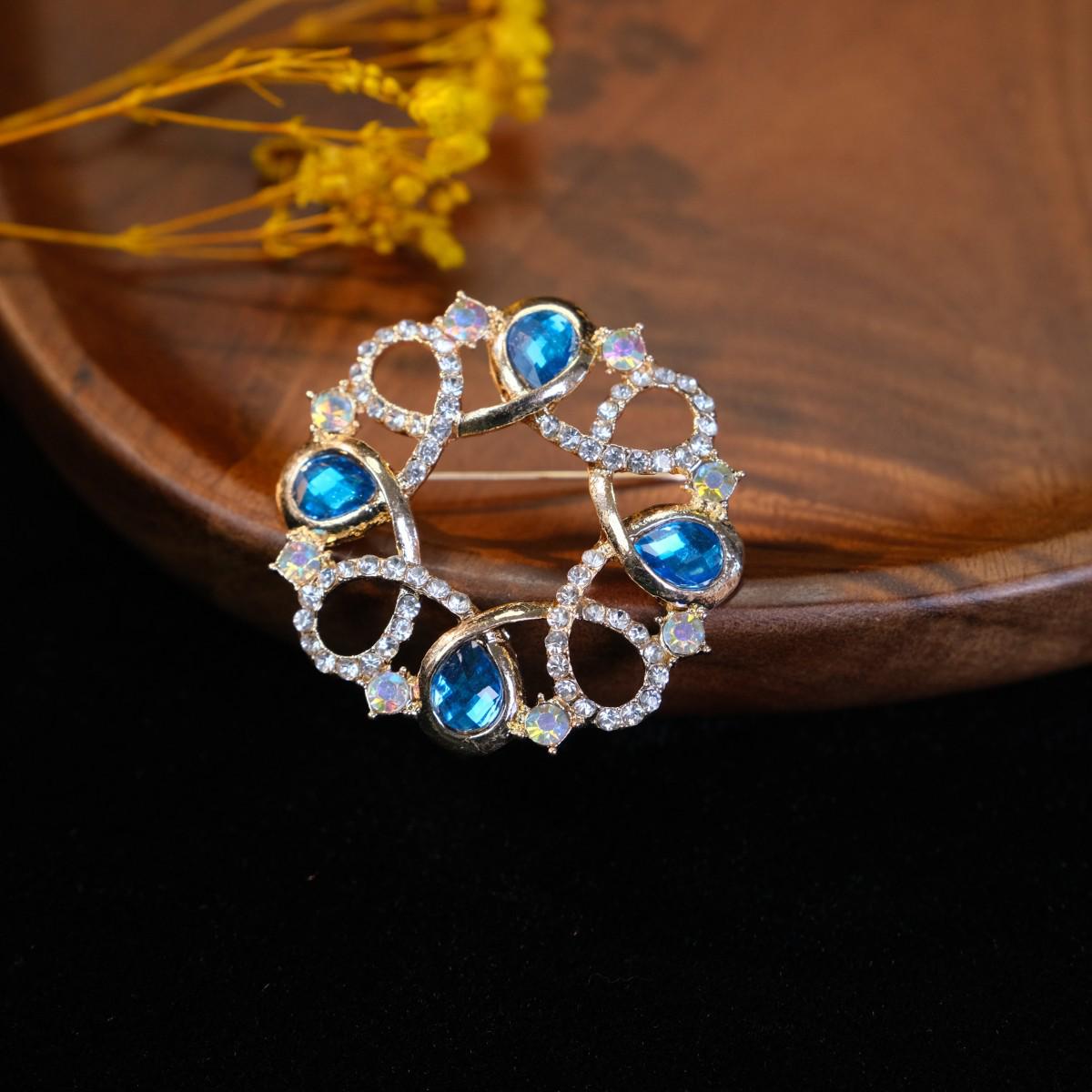 

Елегантна брошка зі стразами: Високоякісна японська та корейська мода кришталева шпилька для шарфа для жінок