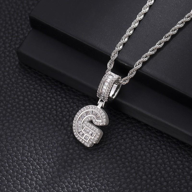 Collana con Ciondolo Lettera in Rame con Incastonatura in Zirconia Stile Hip Hop Alfabeto Iniziale Charms Donna Uomo Gioielli Trendy