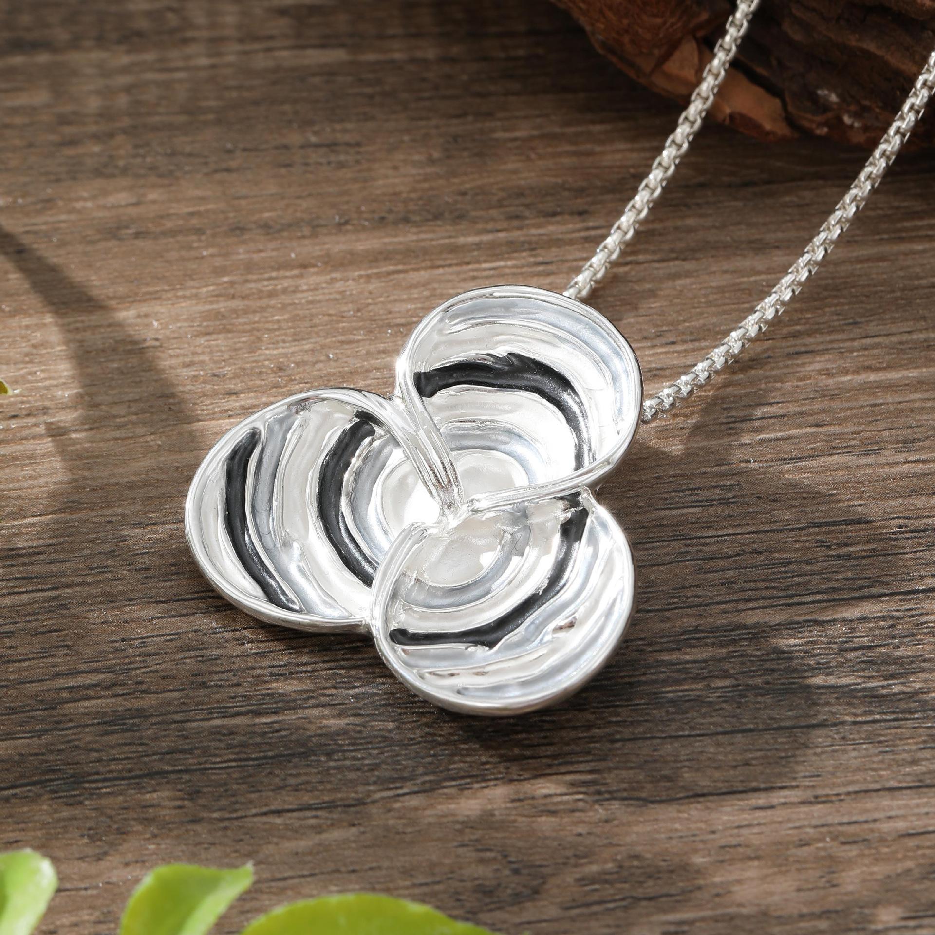 

New color painted oil clover small pendant, fashionable and simple women s versatile striped clover necklace