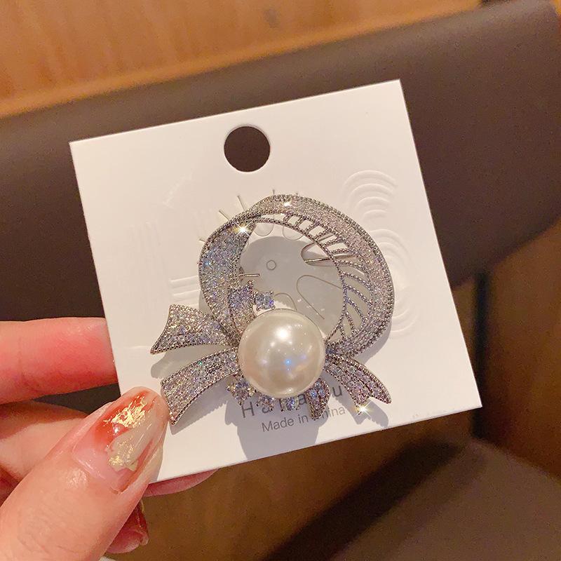 New luxury atmospheric brooch exquisite sparkling diamond pearl corsage high-end design pin