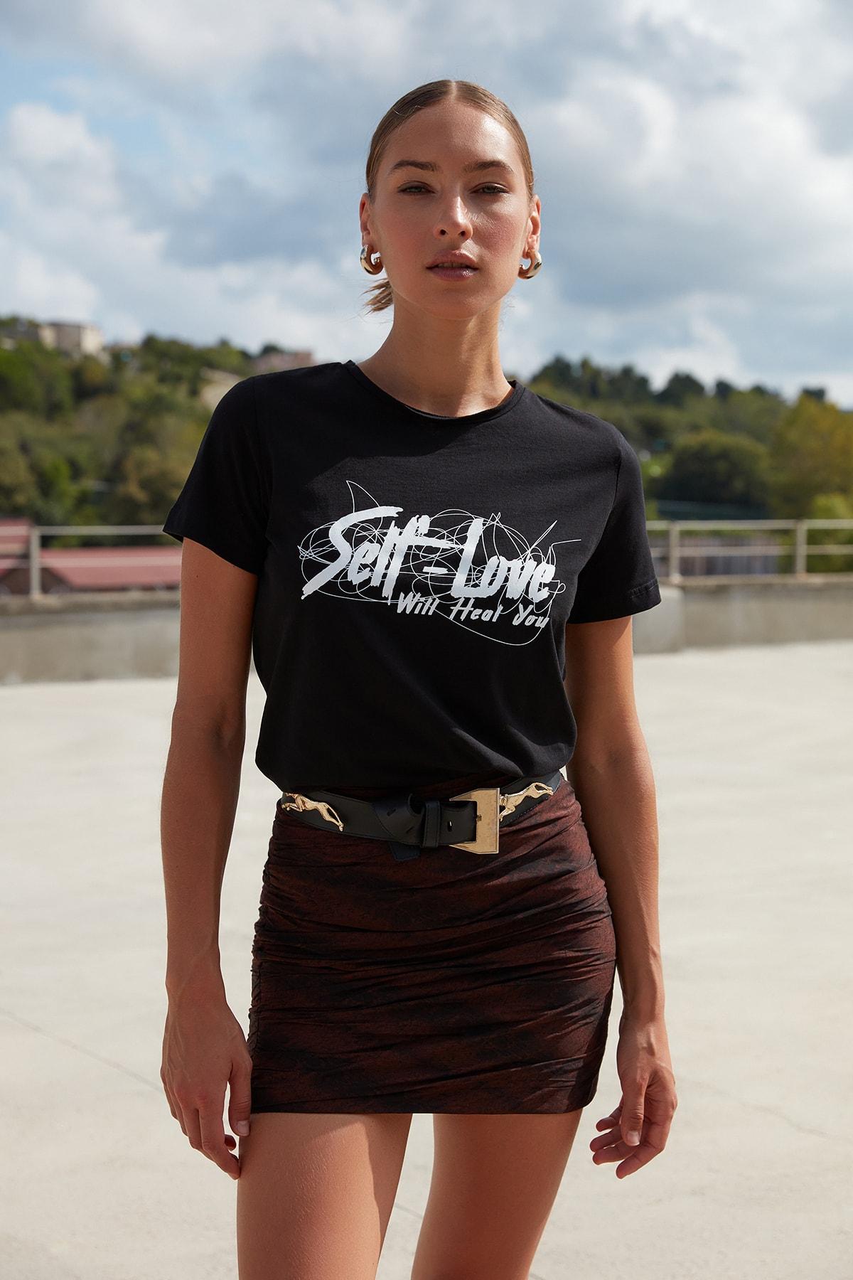 

Черная базовая вязаная футболка с принтом