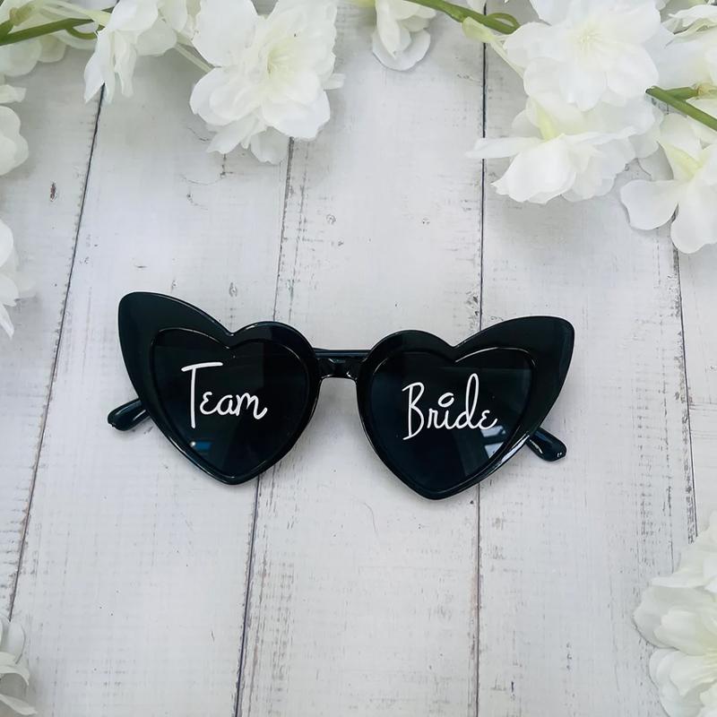 

Bride To Be Black White Heart Sunglasses Summer Beach Pool Wedding Bachelorette Party Bridal Shower Decoration Team Bride Gifts 1pcs