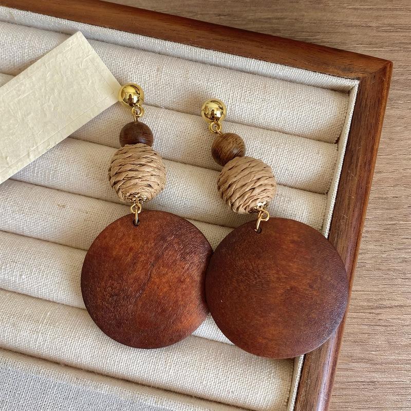 Boucles d'oreilles clous rondes en bois de raffia à aiguille d'argent boucles d'oreilles tendance simples à tempérament unique boucles d'oreilles de niche haut de gamme
