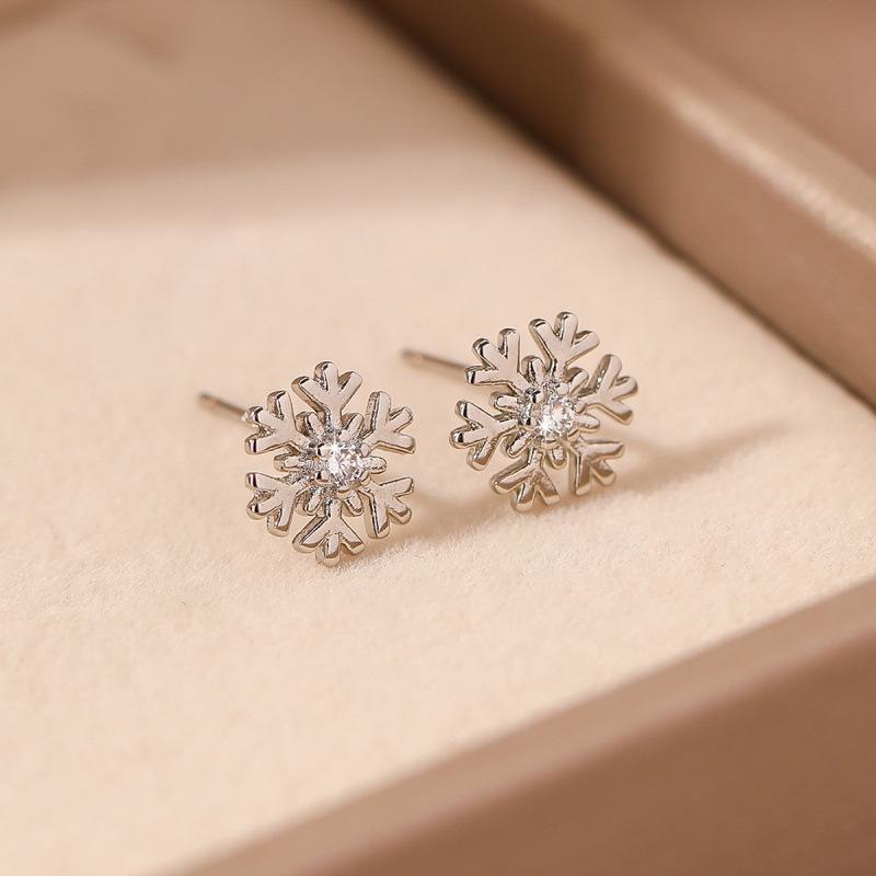 Mini Sparkling Snowflake Stud Earrings, Women’s Simple Temperament Christmas Jewelry