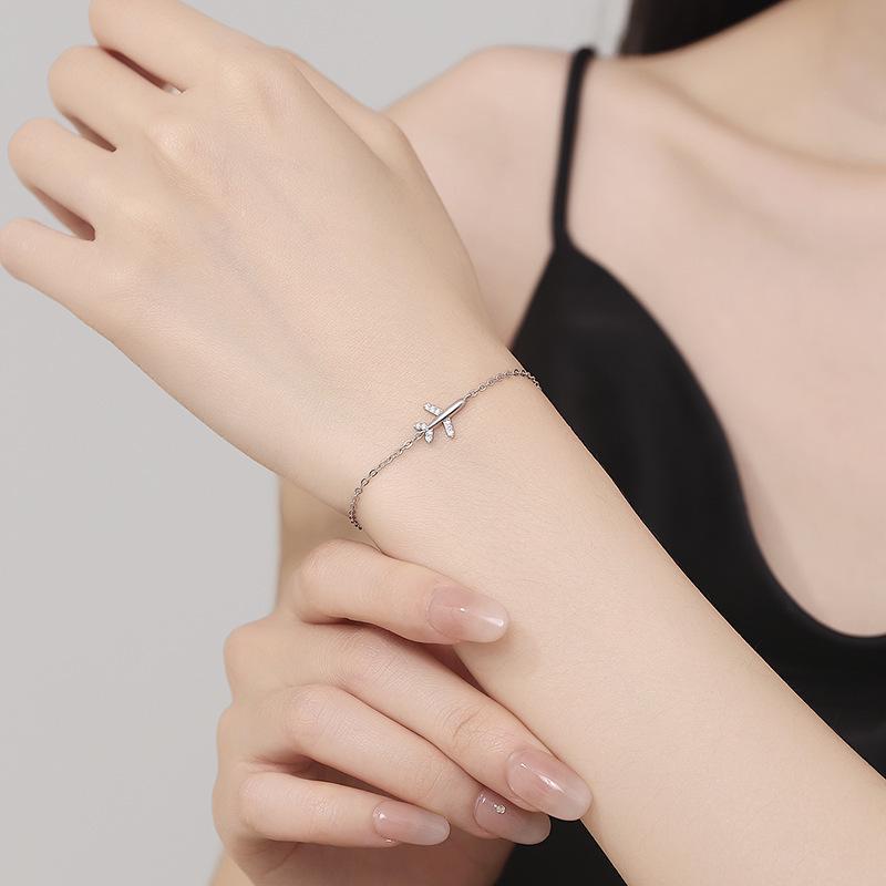 Bracciale Aereo Eco-friendly Elegante Intarsiato di Diamanti: Un design unico e minimalista che esalta la personalità per l'uso quotidiano.