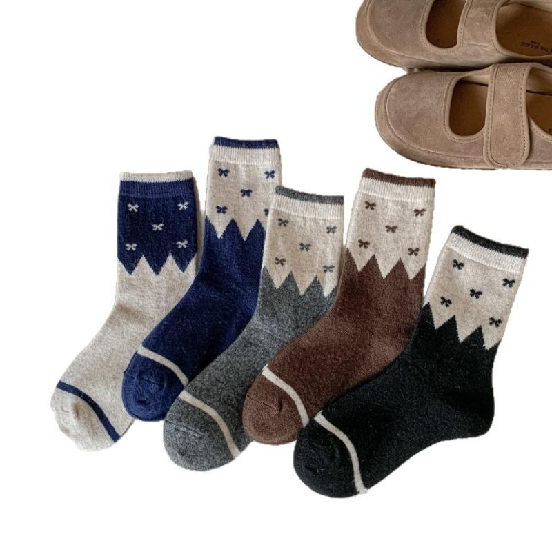 Bows of Woolen Socks for Women with Color-matched Patches and Retro Screw-top Design. Feir Island College-style Winter Thick and Warm Socks.