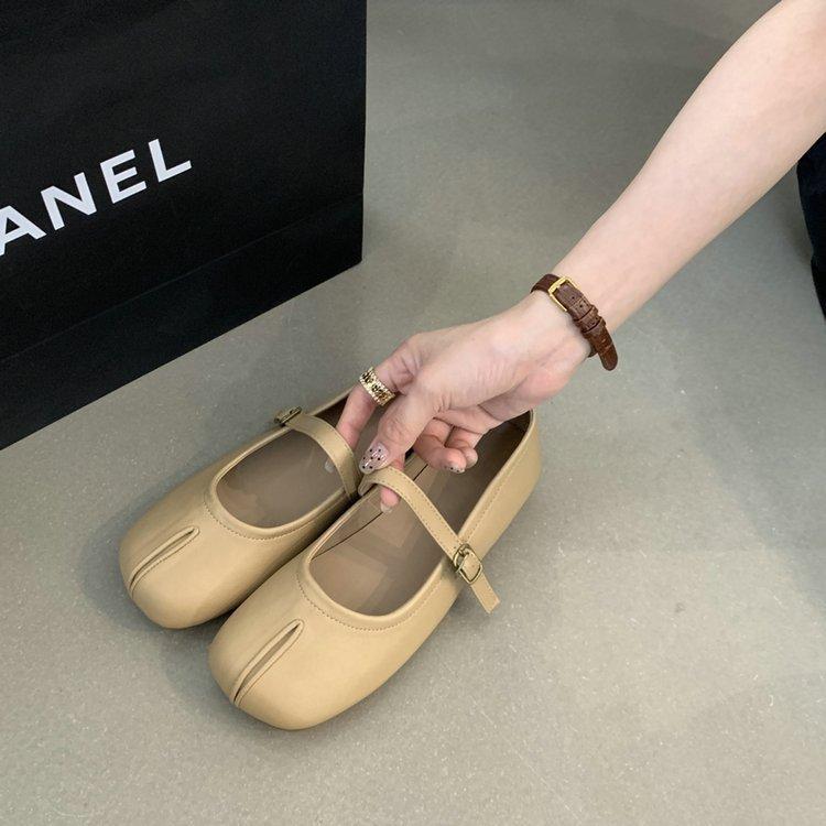 Flat-bottomed gentle evening shoes French cream yellow pig's trotters single shoes women's spring and autumn soft-soled split-toed Mary Jane grandma l