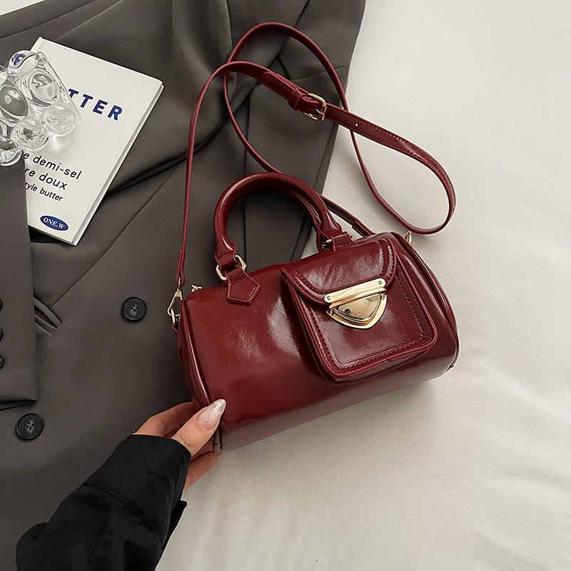 Women French Retro Red Handbag Y2K Style Motorcycle Soft Leather Round Bucket Bag Autumn Winter New Commuter Crossbody Bag