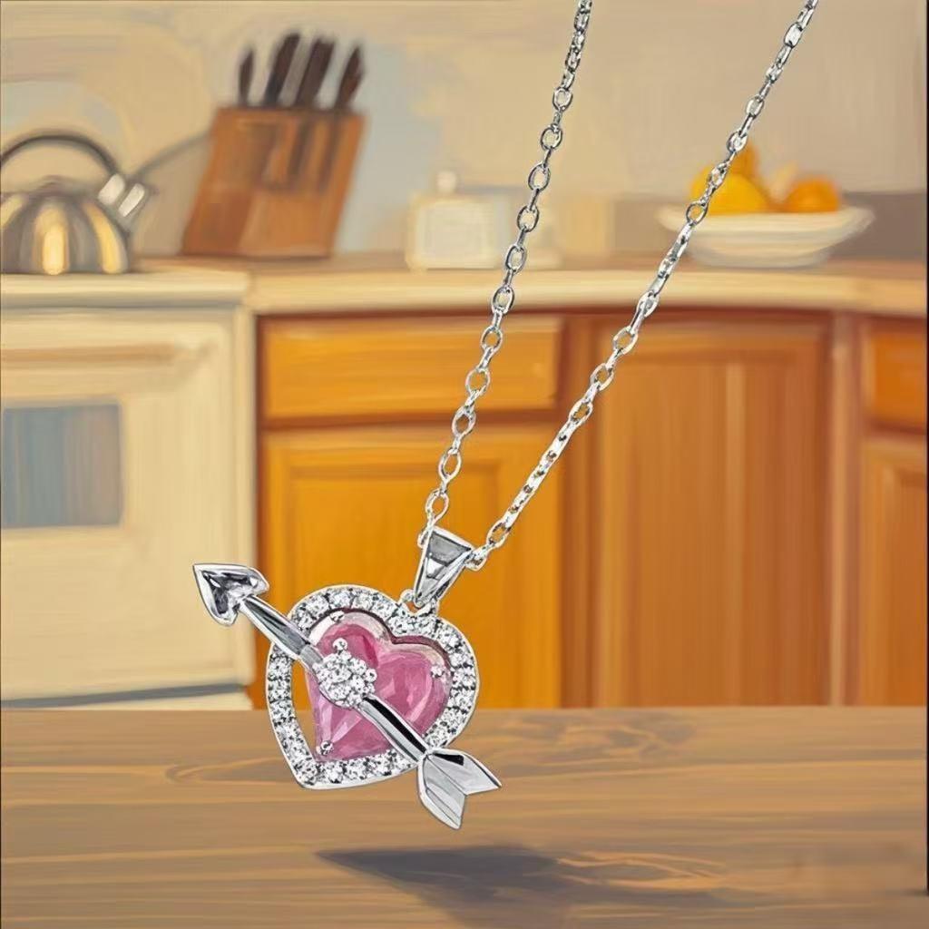 The Heart-Piercing Pendant Necklace For Women Is Sweet And Romantic Suitable For Women To Wear At Banquets And Parties.