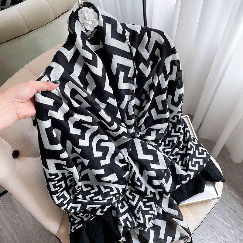 Luxury Brand Autumn and Winter Women New Style Fashion Color Matching Print Silk Scarf Lady Popular Headcloth Beach Shawl