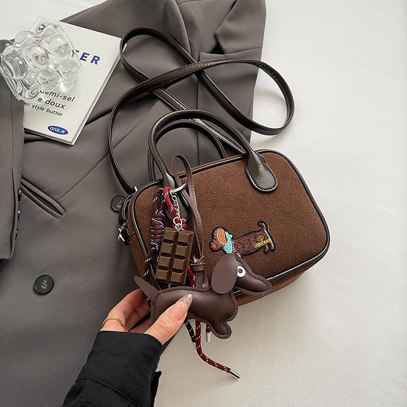 Hand carry fashion versatile bag women 2025 new trend casual bag high-end niche design shoulder bag