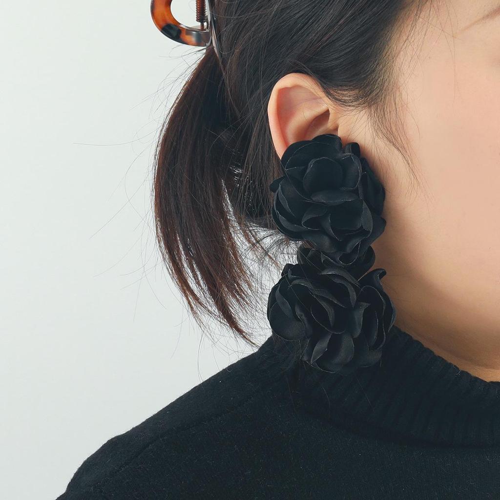 Barevné letní náušnice s třásněmi z květin a listů