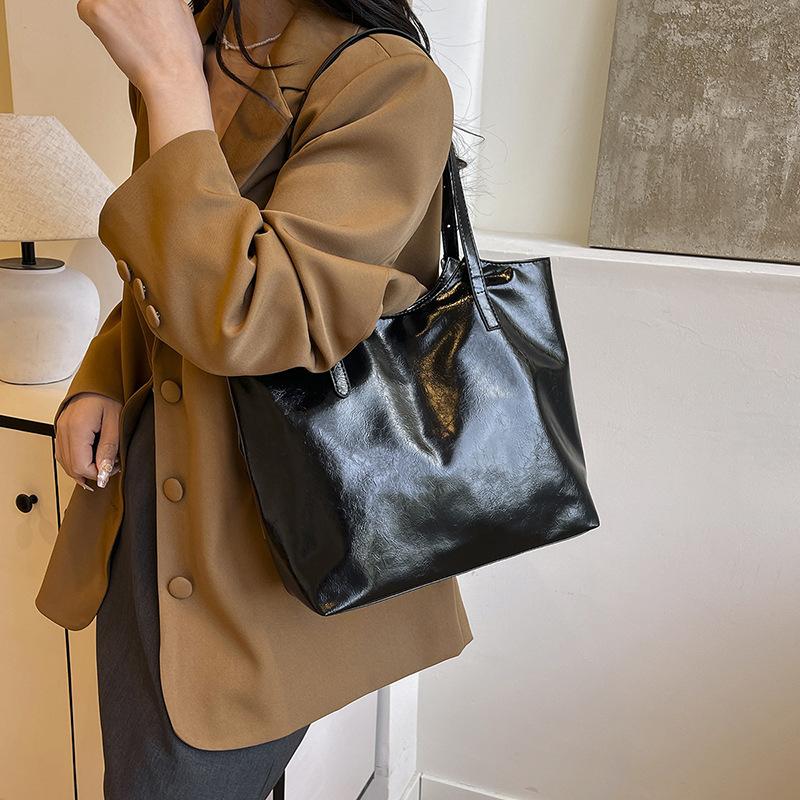 Retro Soft Leather Tote Bag Women's Large Capacity 2025 Spring High-end Women's Bag Simple Work Commuter Shoulder Bag