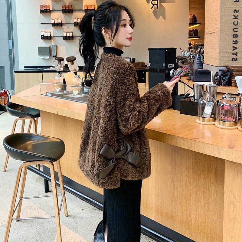 

Women s Shearling Coffee Lambswool Coat with Leather and Fur Bowknot - 2024 Winter New Style. 3XL (for 145-158 catties) кофейный