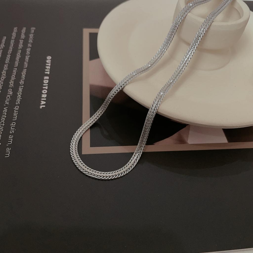 Personalized Old Retro Pendant Sweater Chain Niche Design Women's Necklace Fashionable Versatile Collarbone Chain