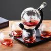 Kreativní sada karafy Globe s karafou bez olova Vynikající dřevěný stojan a 2 sklenice na whisky Karafa na whisky Globe Grade dárek