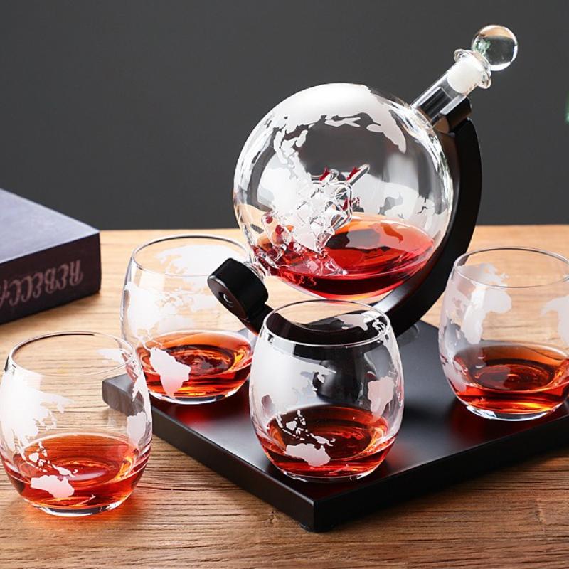Creative Globe Karaffelsett med blyfri karaffel Utsøkt trestativ og 2 Whiskyglass Whisky Karaffel Globe Grade Gave