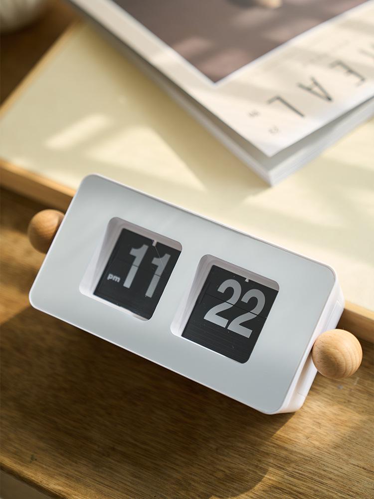 Nordic Style Retro Flip Clock: Automatic Page Turn, Ideal for Desk or Bedside in Living Room, Bedroom, or Study. Simple and Creative Design.
