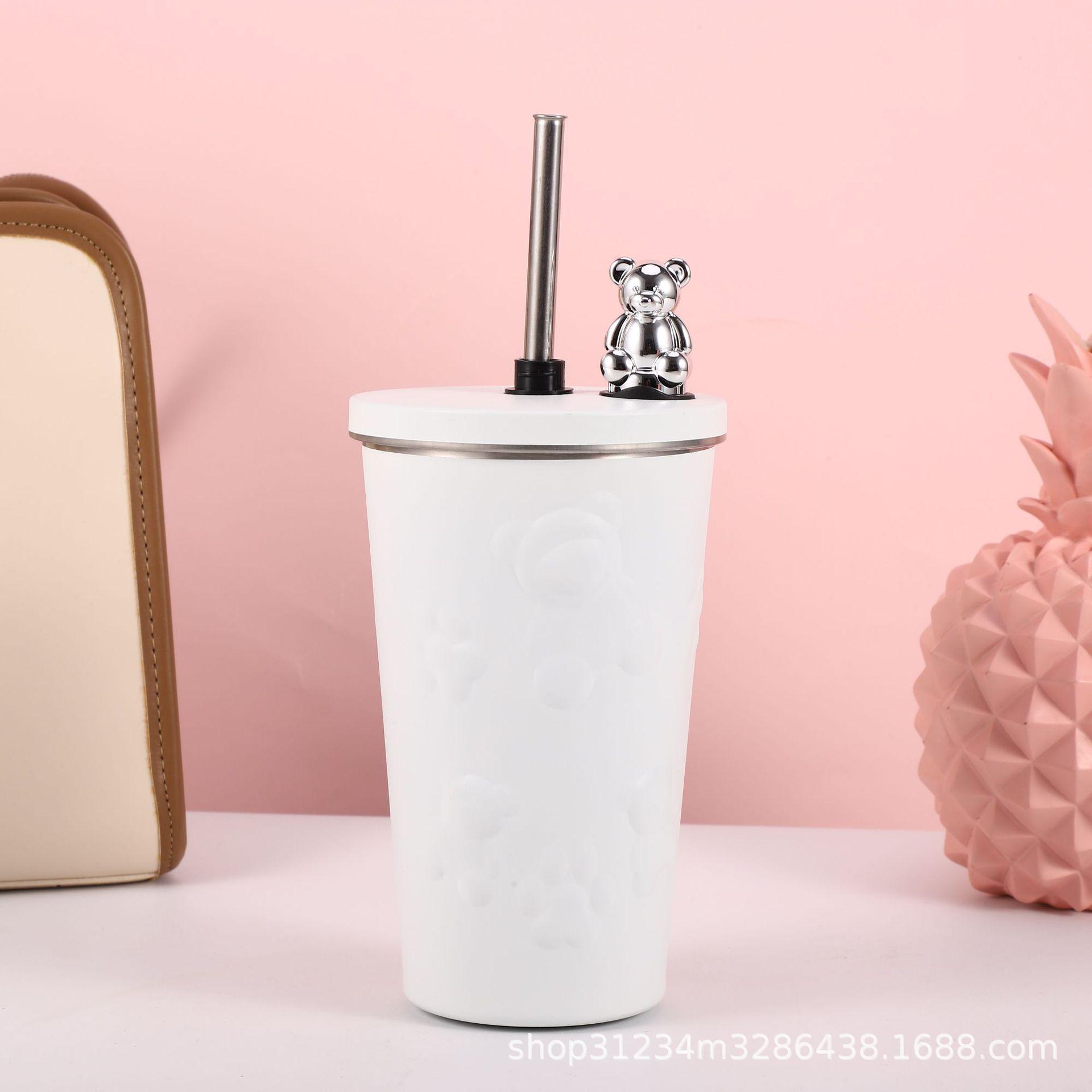 

Изолированная кофейная чашка из нержавеющей стали с соломинкой и рисунком медведя из мультфильма — портативная и вакуумная 600ml