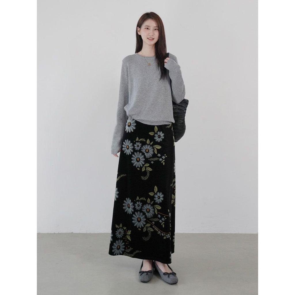 Chinese Retro Floral Velvet A-Line Midi Skirt - Elegant, Slimming, High-Waisted Design for Autumn/Winter.