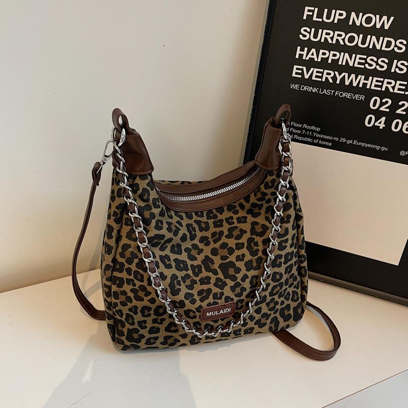 

Осенне-зимняя текстурная сумка женская большой вместимости 2025 новая модная большая сумка тканевая сумка с леопардовым принтом нишевая на плечо мессенджер Small темно-коричневого