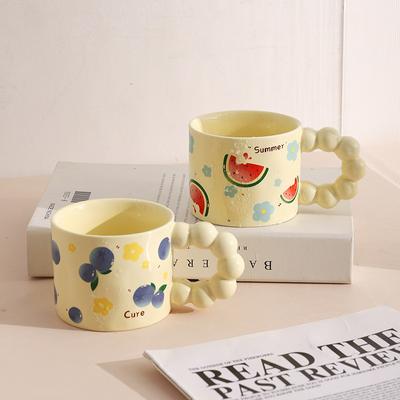 330ML Japon Tarzı Seramik Kahve Fincanı Sevimli Meyve Desenli Süt Çay Fincanı Kaymaz Saplı Su Kupası Kahve Fincanı Doğum Günü Hediyesi