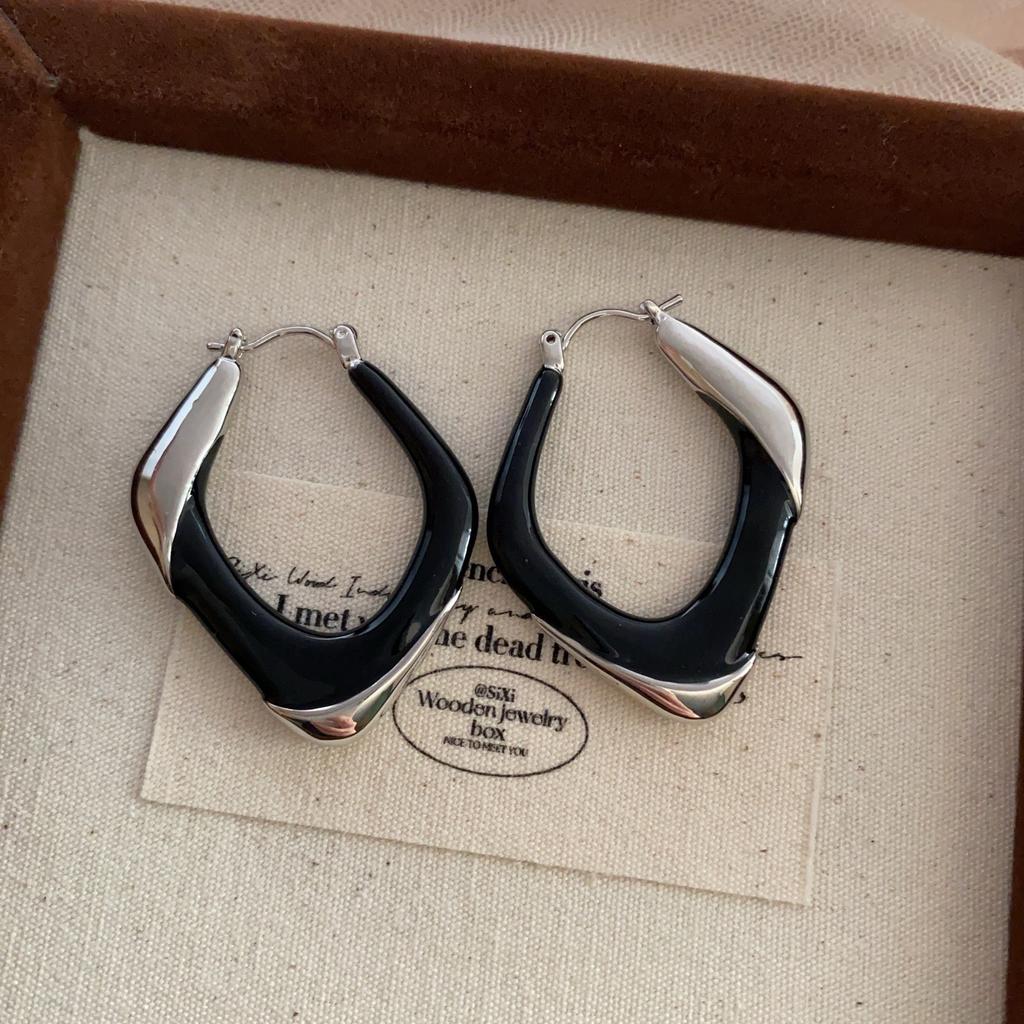 Simple Retro Foreign Gas Stud Earrings, Ear Buckles, Personalized Fashion and Versatile Maillard Niche Light Luxury French Autumn and Winter Earrings
