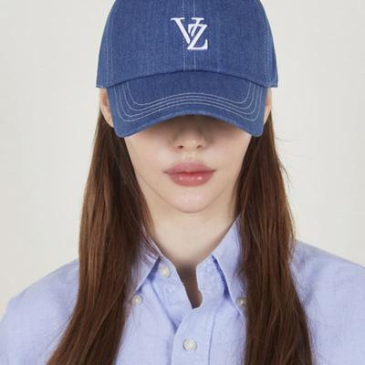 VARZAR Niebieska dżinsowa czapka z daszkiem o luźnym kroju z haftowanym monogramem 3D