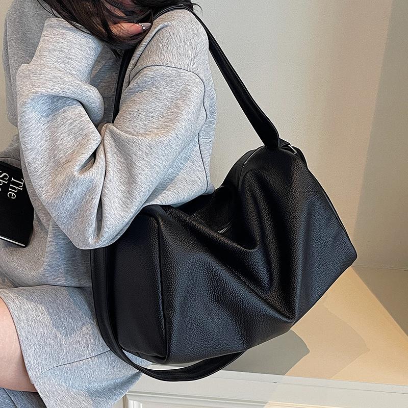 

Large-capacity bag women s 2025 new summer versatile this year popular shoulder messenger bag textured portable pillow bag