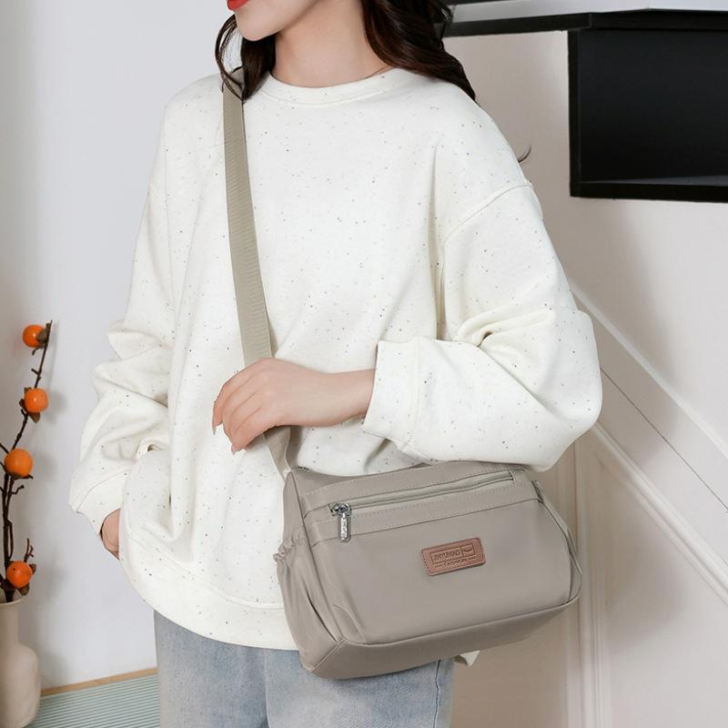 2025 new simple and versatile messenger bag large capacity lightweight mother bag solid color