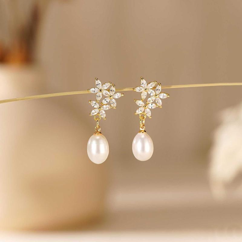 Exquisite Metal Flower Inlaid Zircon Pendant Earrings for Women Elegant White Imitation Pearl Earrings Engagement Party Jewelry